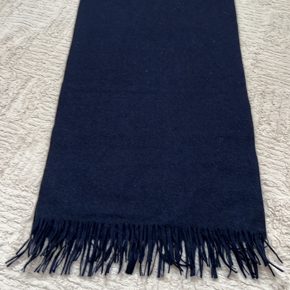 Pendleton 100% wool scarf, solid navy blue with fringe - Picture 7 of 16